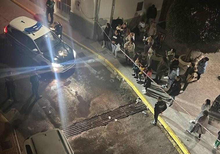 Vecinos okupas protestan ante el edificio.