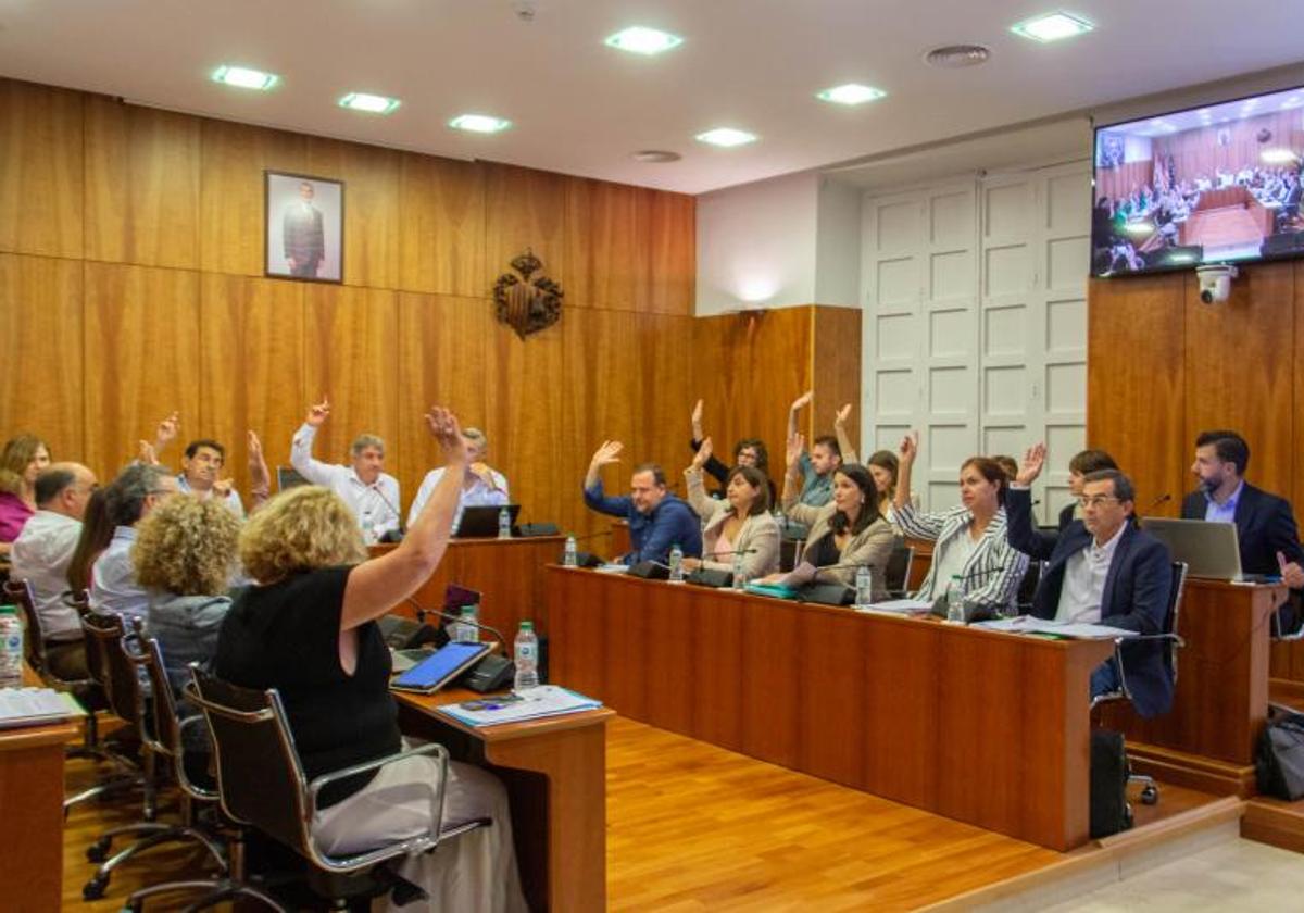 Los concejales votan en el curso de un pleno del Ayuntamiento de Orihuela.