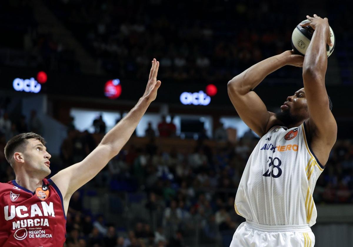 El ala pívot francés del Real Madrid Yabusele lanza ante Dustin Sleva en el partido de cuartos de final de la Copa, el pasado día 16.