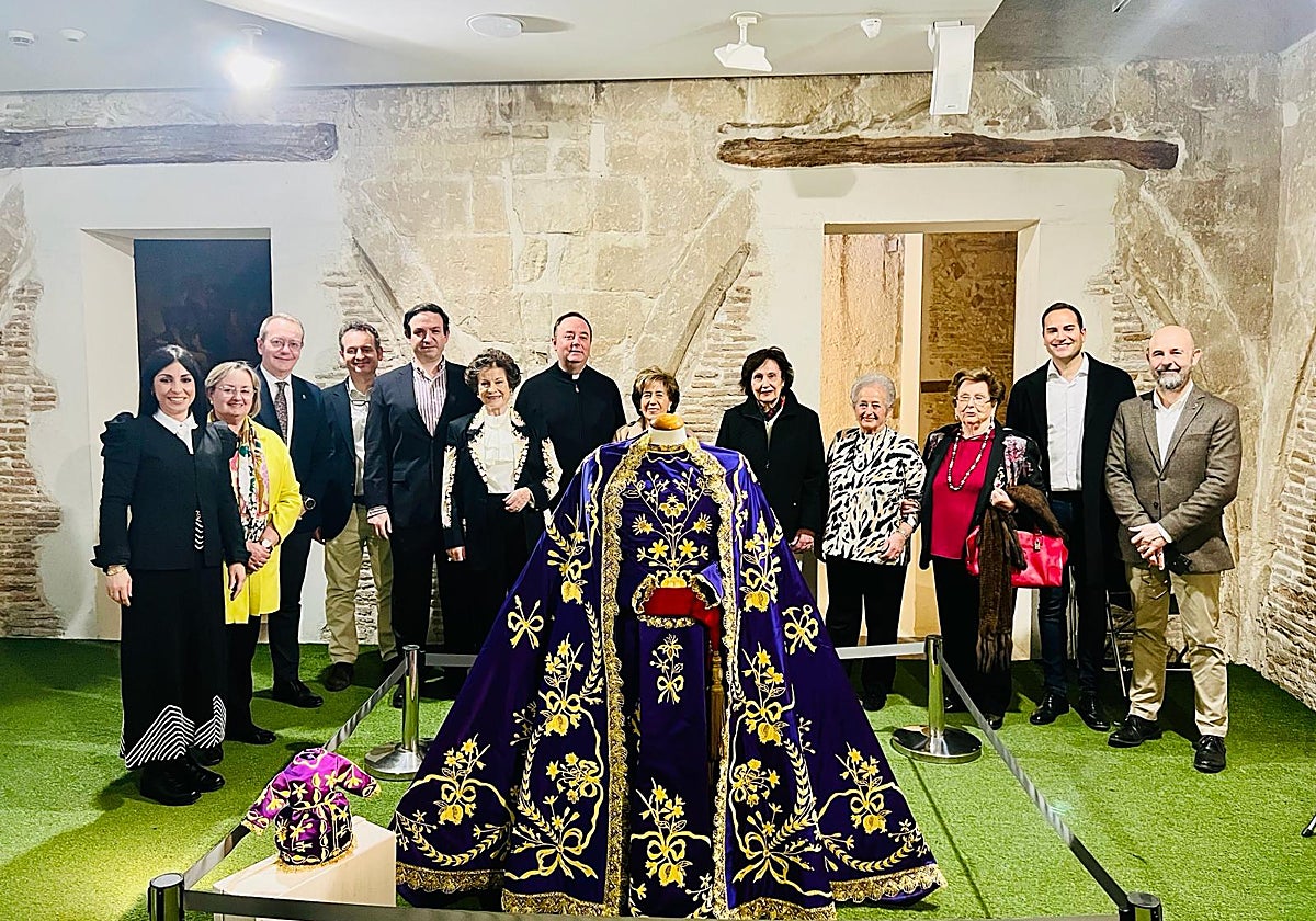 Entrega del manto para la Virgen de la Fuensanta.