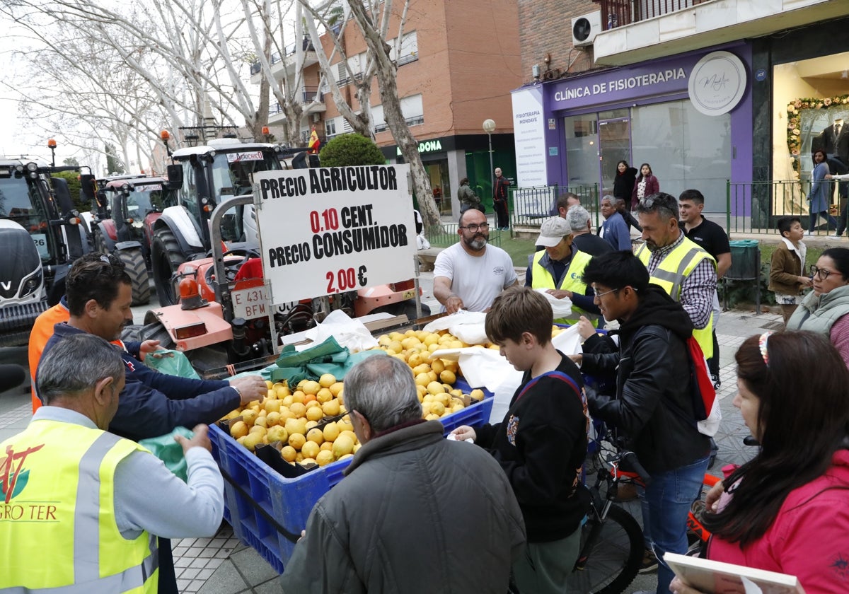 Los agricultores reparten limones en la alameda de la Constitución.