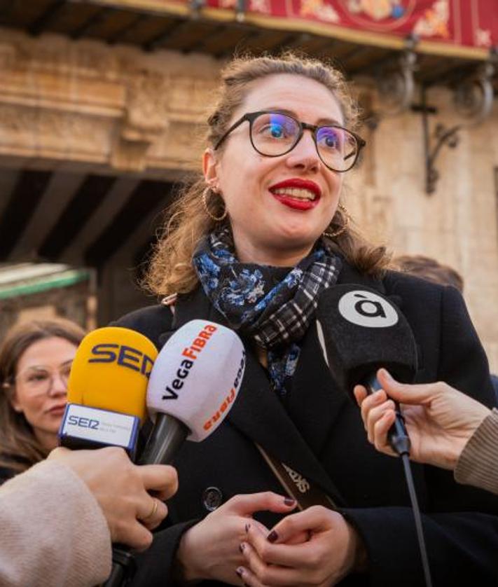 Imagen secundaria 2 - Arriba, el presidente del Ampa, Antonio Trujillo, saluda a una manifestante en presencia de la portavoz socialista, Carolina Gracia, y la edil María García. Abajo a la izquierda, las ediles de Cs Luisa Boné y Mar Ezcurra y la anterior concejal de Bienestar Social, Carmen Moreno charlan con otra manifestante. Abajo a la derecha, la portavoz de Cambiemos, Leticia Pertegal, comparece ante los medios de comunicación.