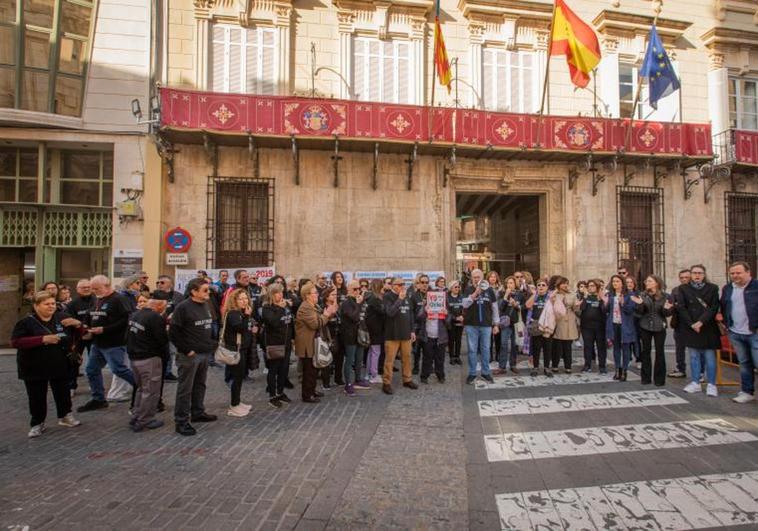 Los padres y familiares del Centro Oriol, concentrados frente al Ayuntamiento, este jueves.