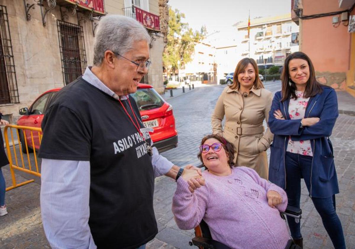 Imagen principal - Arriba, el presidente del Ampa, Antonio Trujillo, saluda a una manifestante en presencia de la portavoz socialista, Carolina Gracia, y la edil María García. Abajo a la izquierda, las ediles de Cs Luisa Boné y Mar Ezcurra y la anterior concejal de Bienestar Social, Carmen Moreno charlan con otra manifestante. Abajo a la derecha, la portavoz de Cambiemos, Leticia Pertegal, comparece ante los medios de comunicación.