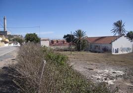 Antiguo edificio de Correos de Cabo de Palos, con el faro a la izquierda.