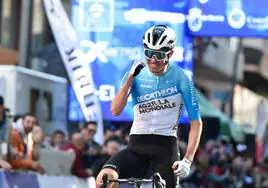 El ciclista australiano O'Connor celebra su triunfo en la Vuelta a Murcia 2024, el pasado día 10.