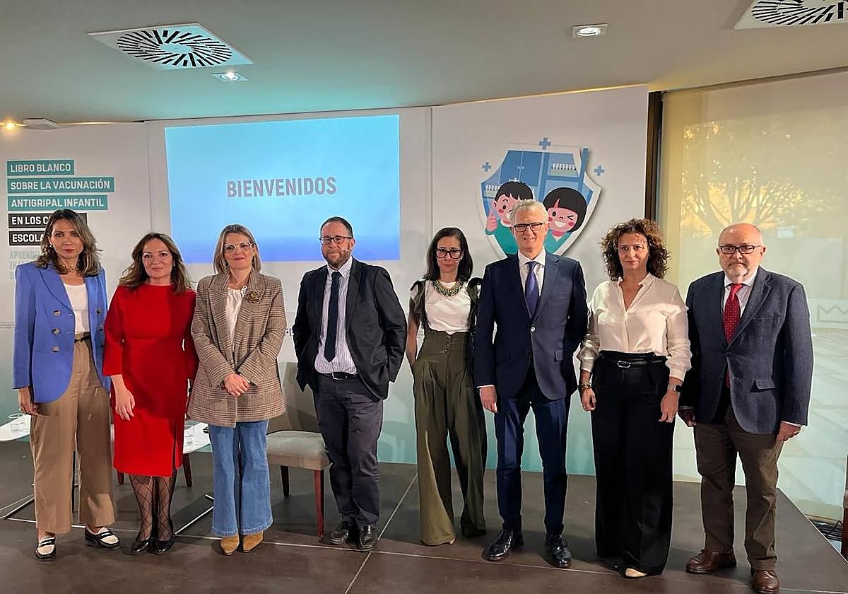 Mesa de participantes en la presentación del 'Libro blanco sobre la Vacunación Antigripal Infantil en los centros escolares'. FFIS