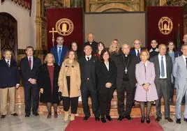 Organizadores y ponentes con los familiares de López Alarcón.