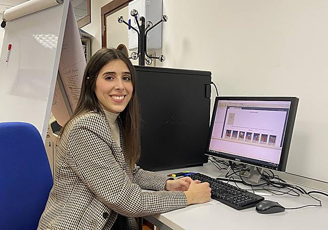 La investigadora Alicia Ros Bernal en su mesa de trabajo.