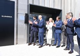 López Miras junto al gerente de Iluminia y autoridades en la inauguración de la empresa en el polígono Saprelorca.