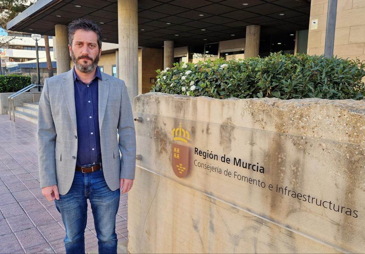 Víctor Egío, este viernes, en la entrada de la Consejería de Fomento.