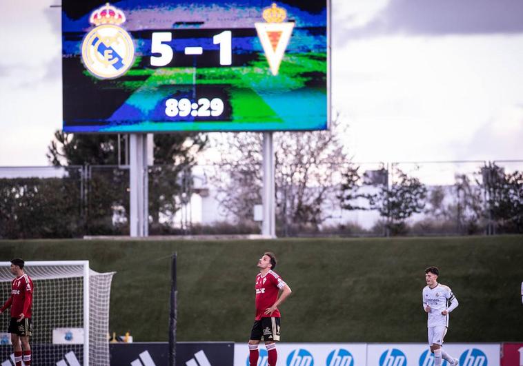 Pedro León mira al cielo tras el quinto gol del Castilla.