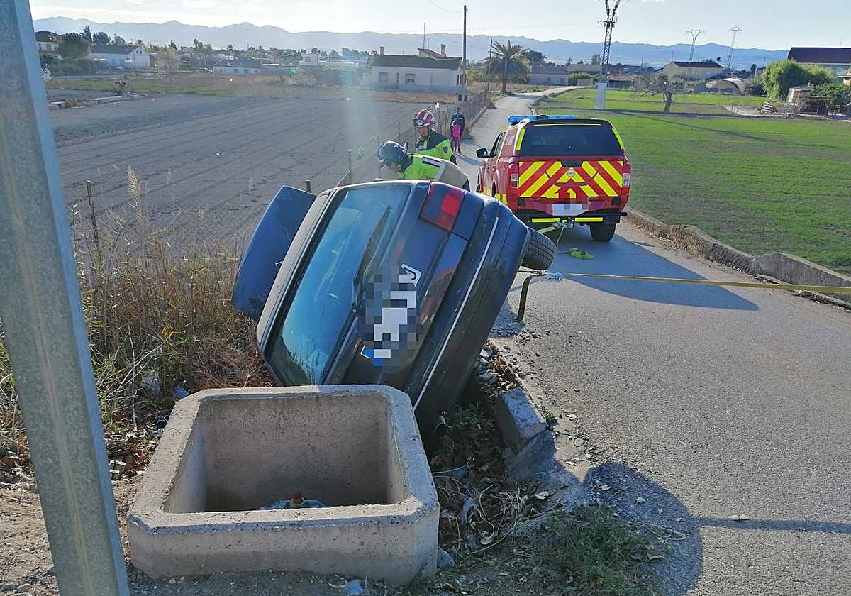 Rescatan a un conductor atrapado en su coche en Lorca tras salirse de ...