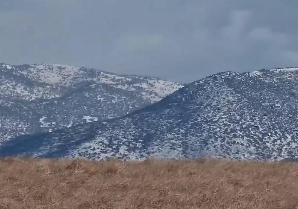 Las cumbres cubiertas de blanco este mediodía en Caravaca.