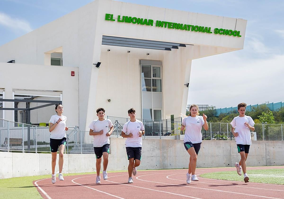 El centro cuenta con magníficas instalaciones deportivas.