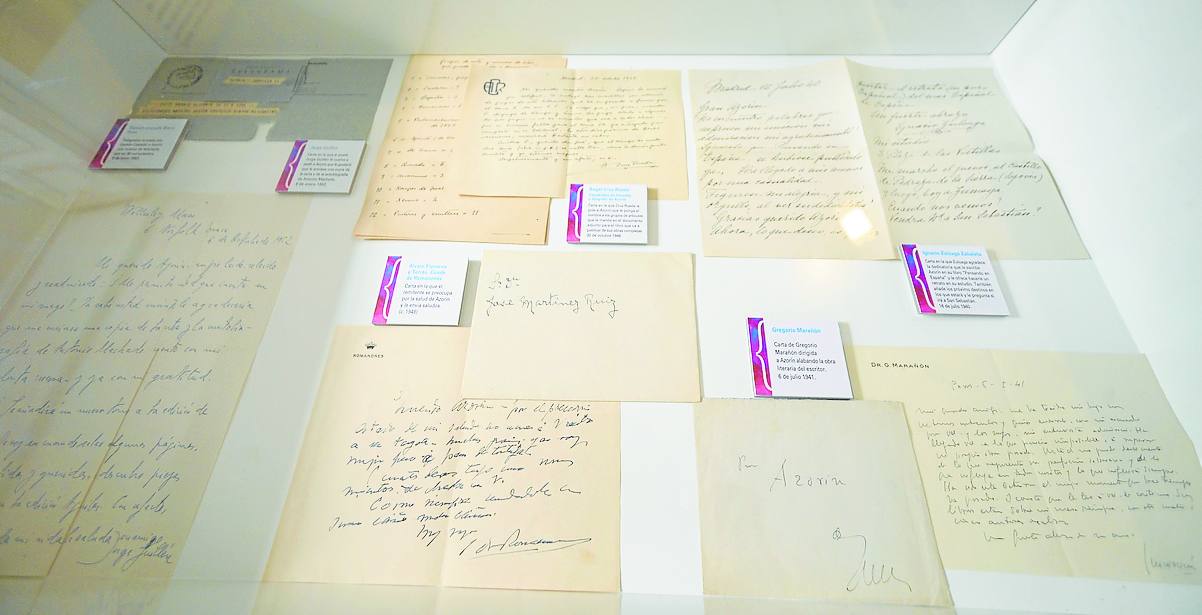 Imagen secundaria 1 - En la parte superior: 'El Azorín de Zuloaga', obra de Ramón Gaya sobre papel. Foto: Museo Ramón Gaya de Murcia. A la izquierda y derecha: más de 2.000 registros documentales y objetos del escritor. Foto: Nacho garcía 