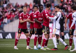 Alberto González, Amin, Sabit y Mauro, jugadores del Real Murcia, se ponen en fila en un córner a favor.