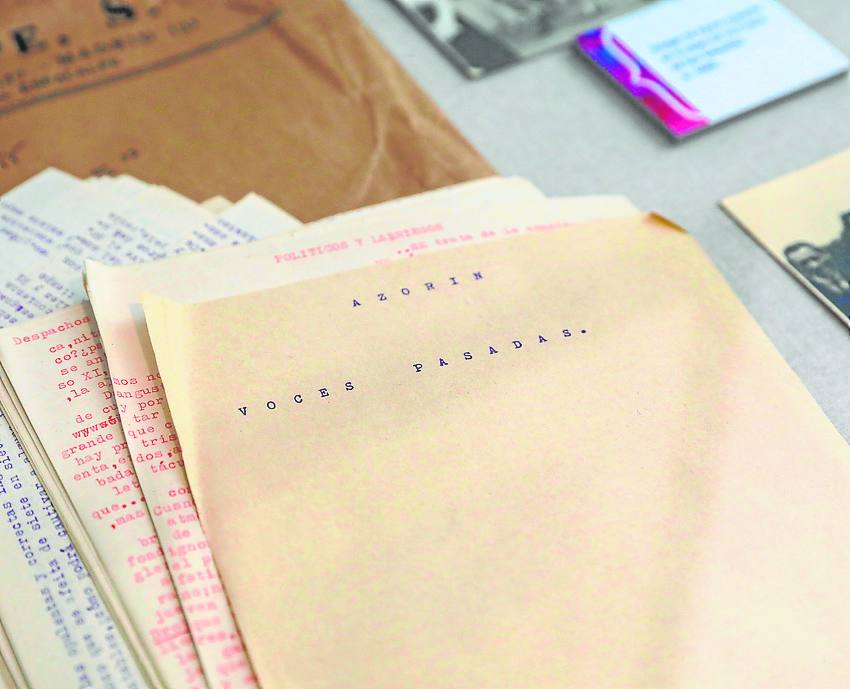 Imagen secundaria 2 - En la parte superior: 'El Azorín de Zuloaga', obra de Ramón Gaya sobre papel. Foto: Museo Ramón Gaya de Murcia. A la izquierda y derecha: más de 2.000 registros documentales y objetos del escritor. Foto: Nacho garcía 