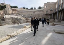 Visita al pórtico de Teatro Romano en una imagen de archivo.