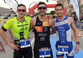 Las tres mejores triatletas del duatlón Villa de Torre Pacheco; a la derecha, los tres primeros en la misma prueba.