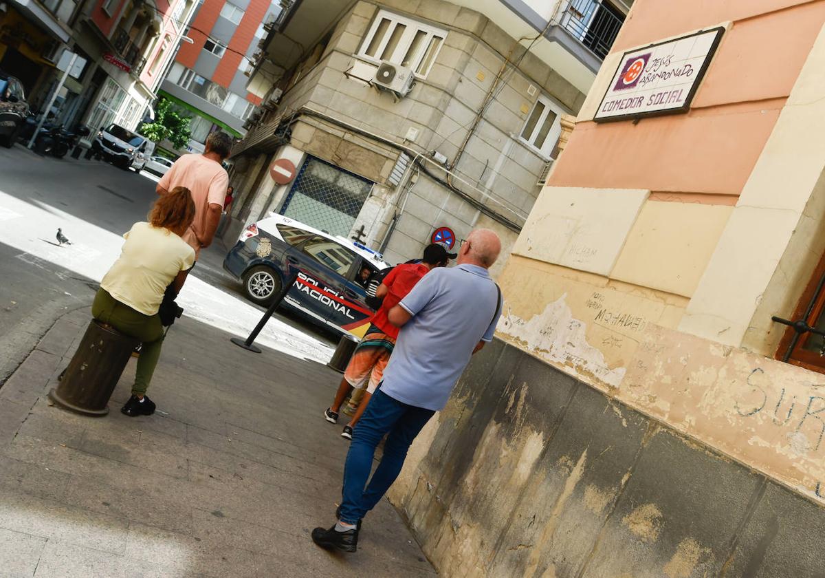 Varios ciudadanos acuden a un comedor social de Murcia, en una imagen de archivo.