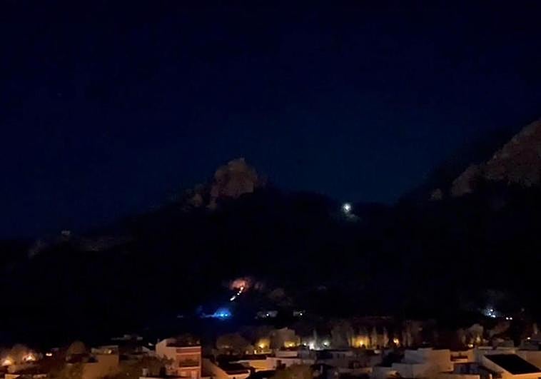 El fuego quema una zona de pino y matorral en la Sierra de La Atalaya de Cieza