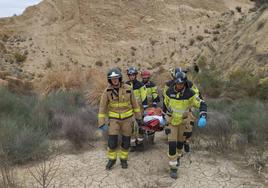 Bomberos, tras rescatar el cuerpo sin vida del hombre.