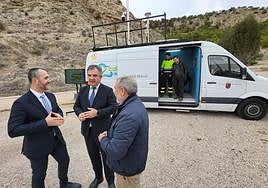 El alcalde de Ricote, Rafael Guillamón (izq.), junto al consejero Juan María Vázquez, este lunes.