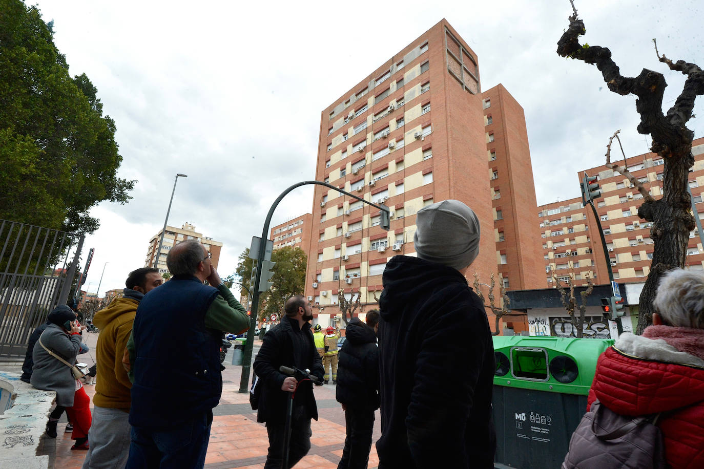 Se derrumba parte de la fachada de un edificio en Murcia