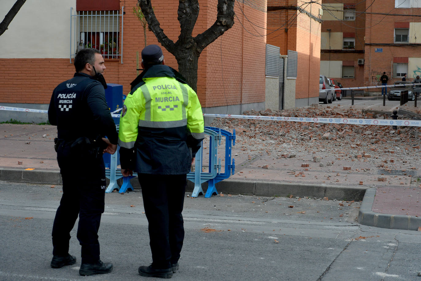 Se derrumba parte de la fachada de un edificio en Murcia