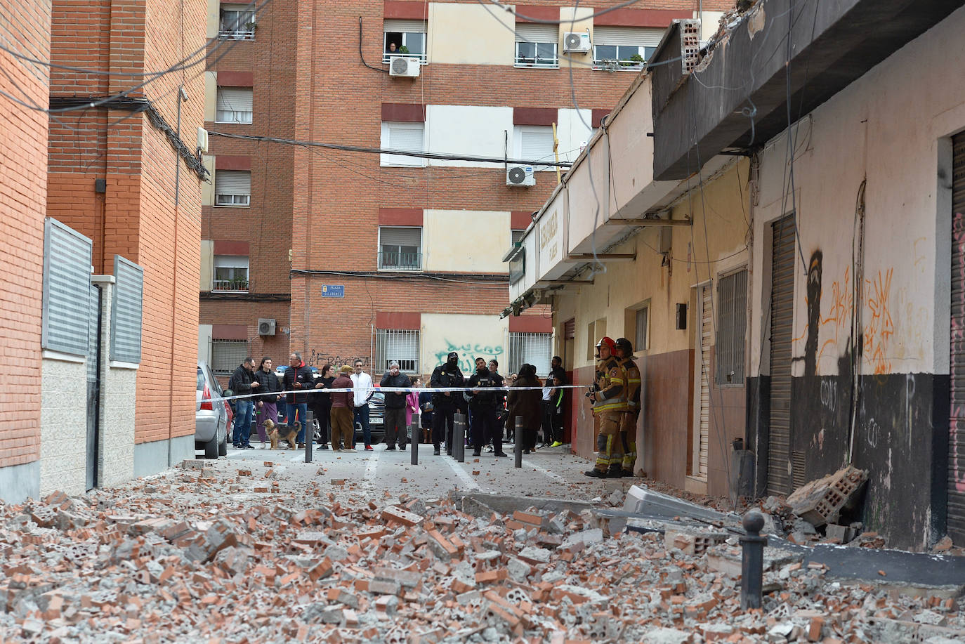 Se derrumba parte de la fachada de un edificio en Murcia