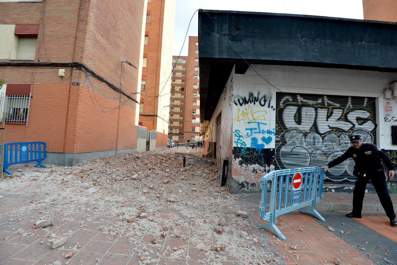 Se derrumba parte de la fachada de un edificio en Murcia