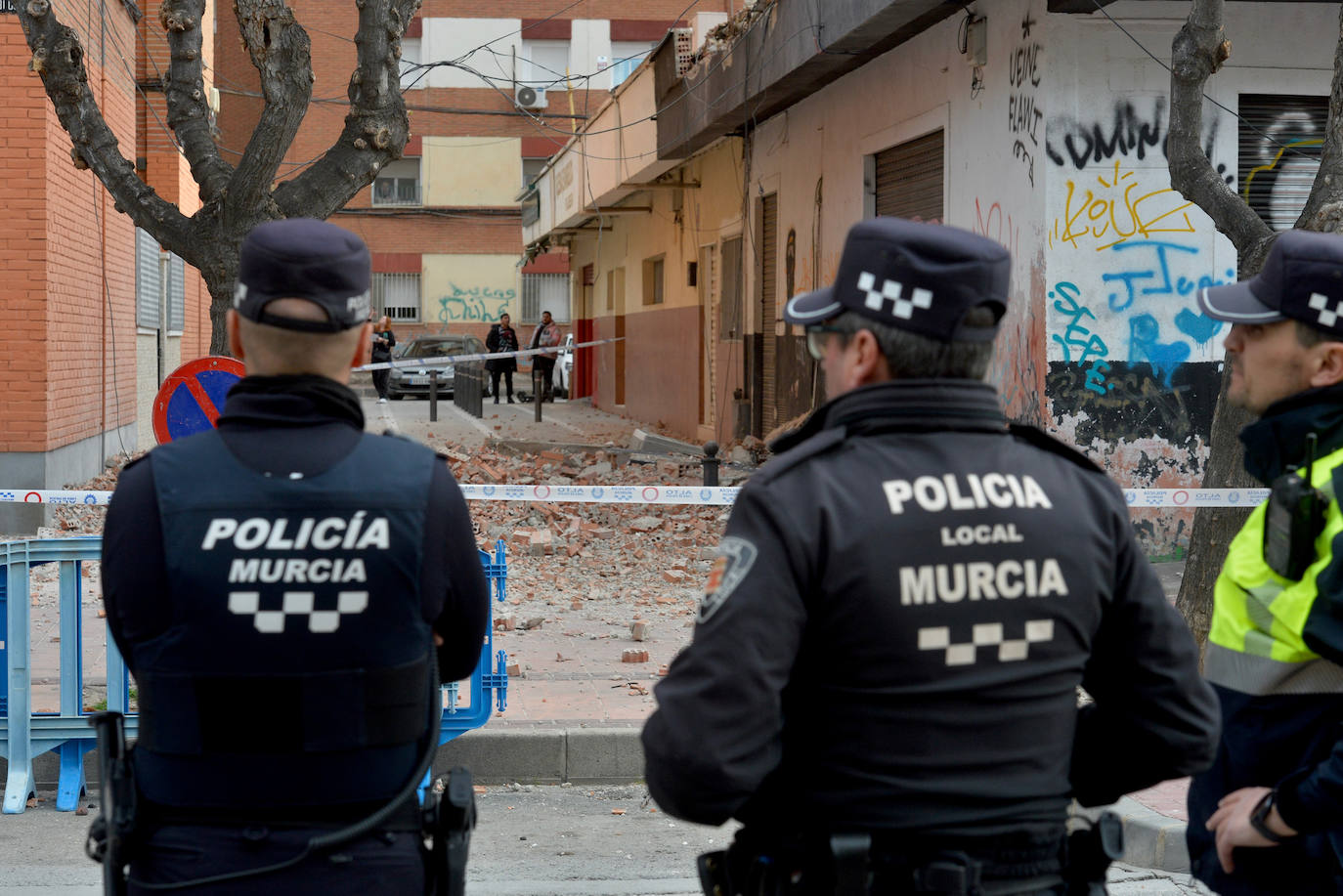 Se derrumba parte de la fachada de un edificio en Murcia