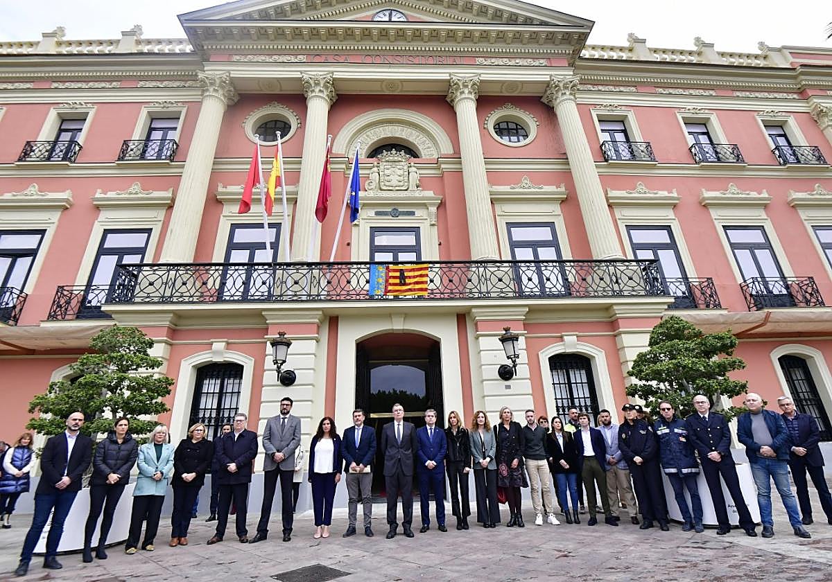 Los ayuntamientos guardaron ayer un minuto de silencio; en la imagen, el acto en Murcia.
