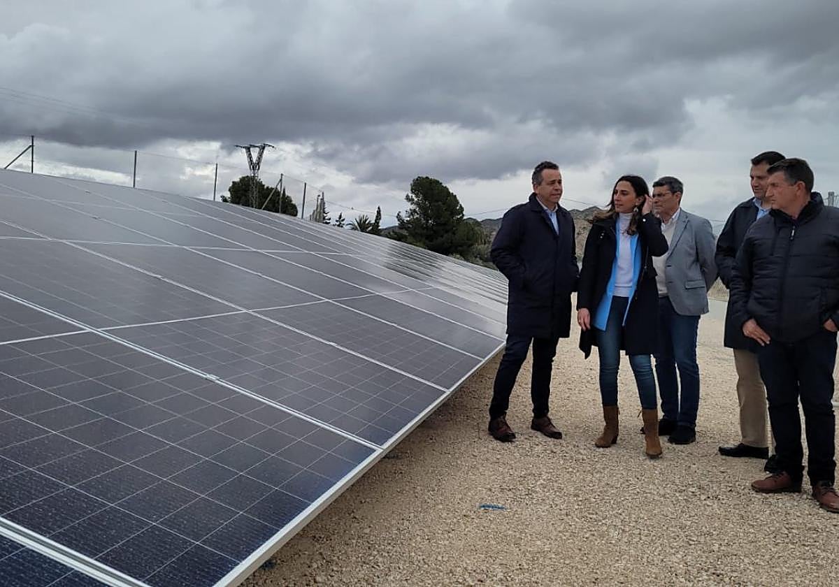 La consejera Rubira, ayer, junto a regantes de Abanilla.