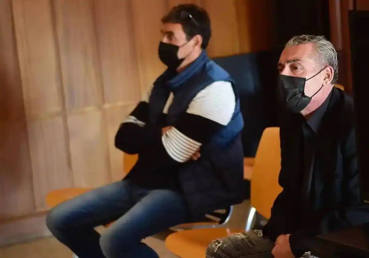 Antonio Martínez (dch.), junto a su exsocio Rafael Aguilera, en un juicio ante la Audiencia.