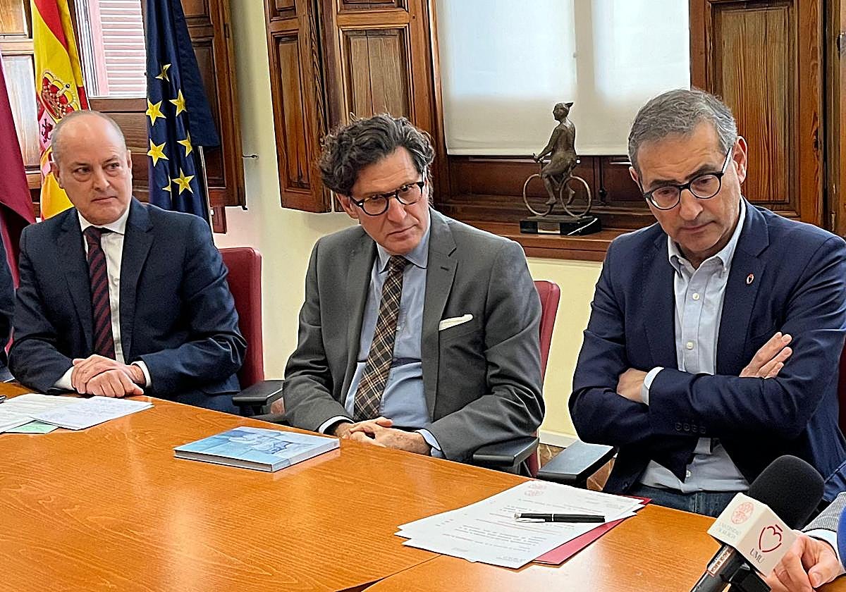 Julio Sigüenza, presidente de la Comisión; Miguel Pasqual del Riquelme, presiente del TSJ; y el rector José Luján.
