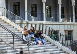 Alumnos de la universidad en el campus de la Merced.