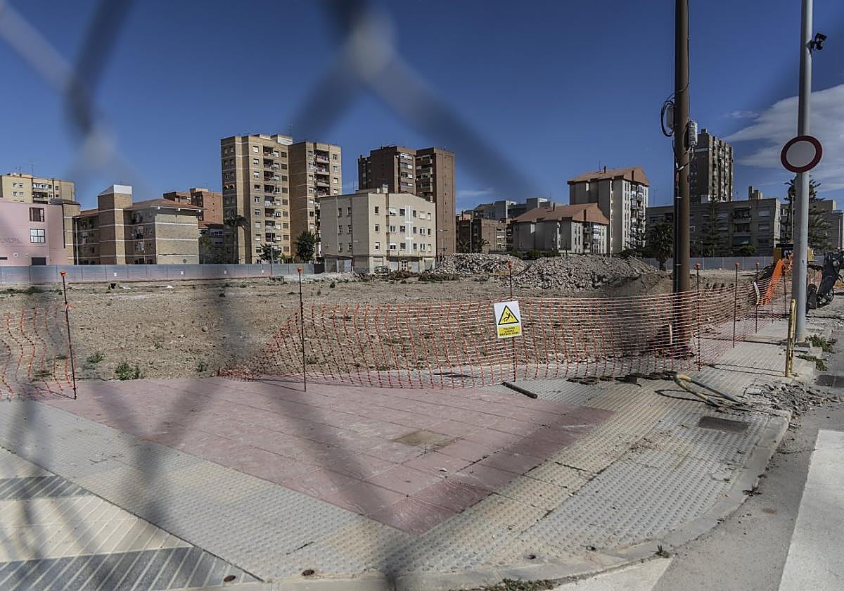 Solar del antiguo cuartel de la Guardia Civil, con los escombros de los últimos derribos y el edificio que tendrá que ser derrumbado al fondo.