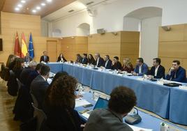 El consejero Marcos Ortuño preside la reunión del Consejo de Cooperación Local celebrada ayer.
