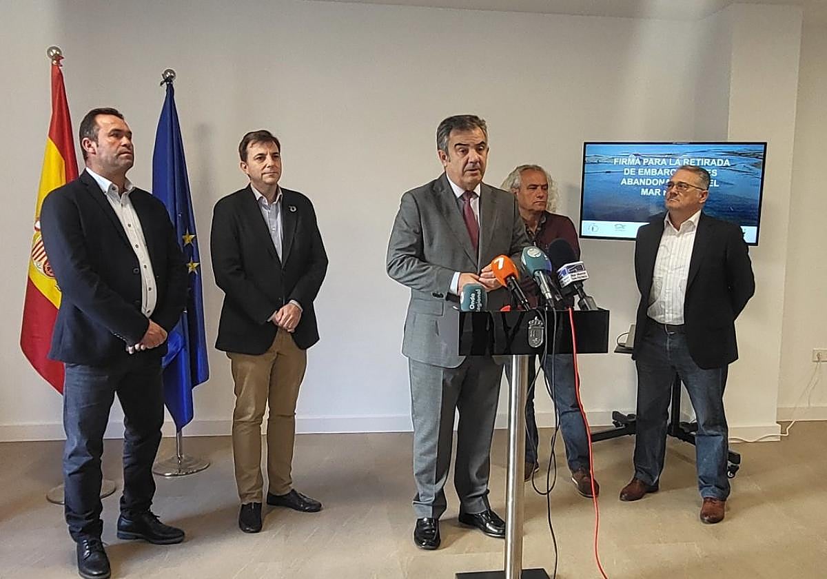 El consejero Juan María Vázquez, en el centro, junto a José Blaya (Cofradía de Pescadores de San Pedro ), Juan Antonio López (Fundación Estrella de Levante), Pedro García (Anse) y José Luis Alcaide (Hippocampus).