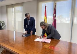El rector de la UMU, José Luján, y la consejera de Política Social, Conchita Ruiz, firman el convenio este miércoles en la Consejería.