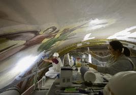 Francisco Javier Lérida e Isabel Sánchez Prieto trabajan en la restauración de uno de los murales.