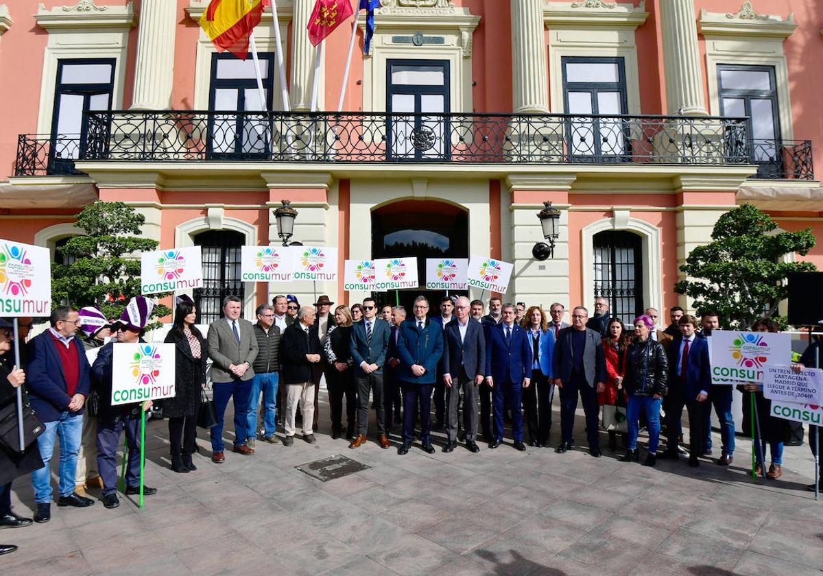 Concentración de Consumur y otras organizaciones en el Ayuntamiento de Murcia, este miércoles.