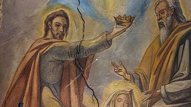 Imagen antes - Grieta en la coronación de la Virgen. | El mismo mural ya restaurado.