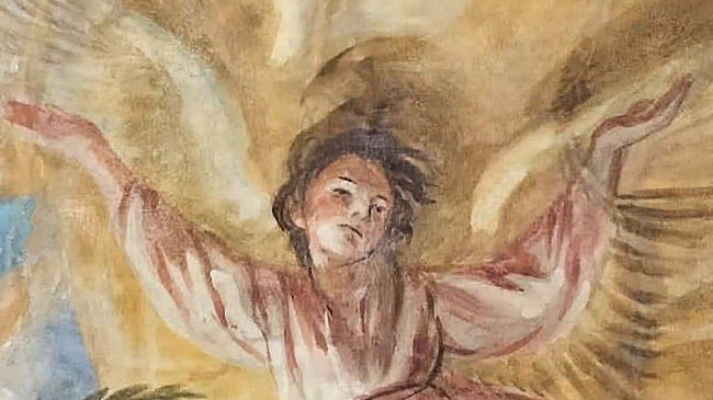 Imagen después - Ángel de una de las escenas con marcas de fisuras. | La misma imagen tras los trabajos de consolidación y limpieza.