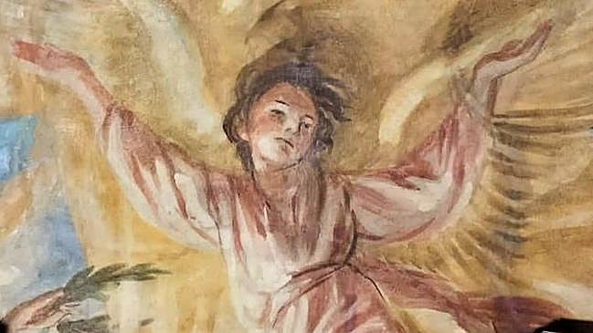 Imagen después - Ángel de una de las escenas con marcas de fisuras. | La misma imagen tras los trabajos de consolidación y limpieza.