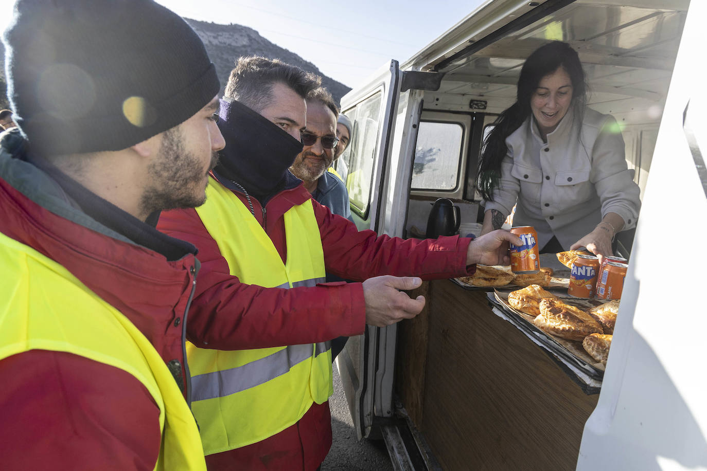 Protestas de agricultores y ganaderos en el acceso a Escombreras, en imágenes