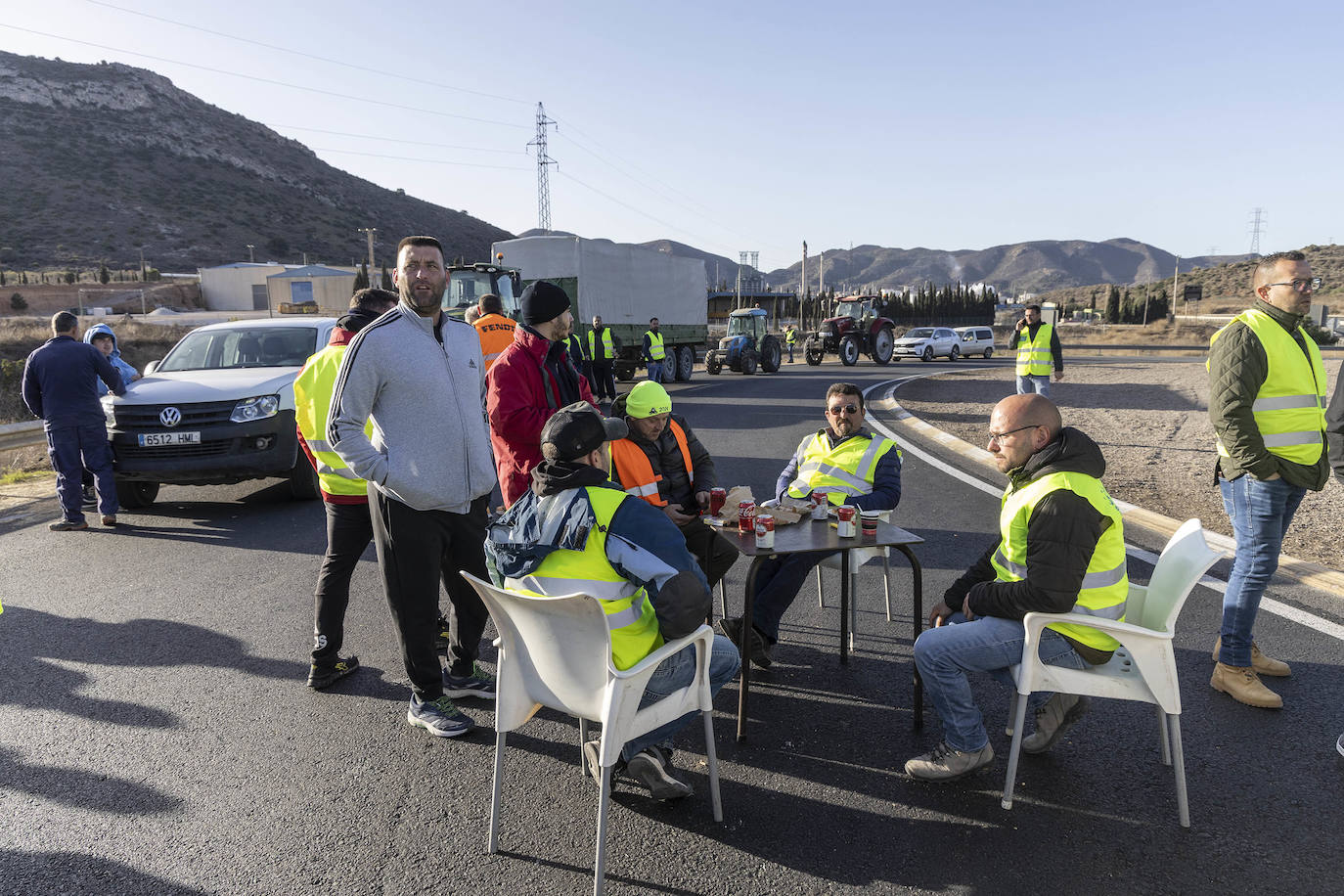 Protestas de agricultores y ganaderos en el acceso a Escombreras, en imágenes