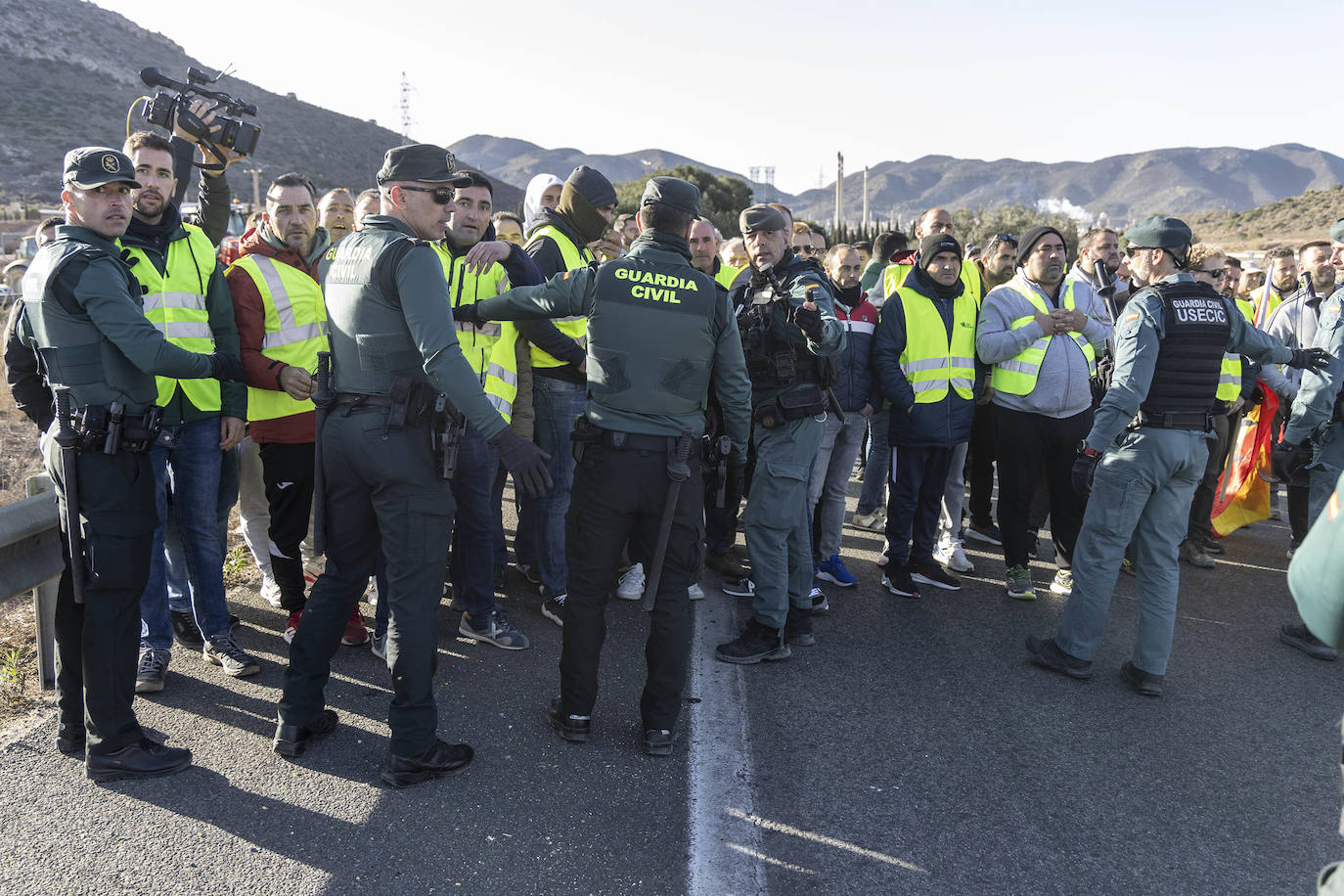 Protestas de agricultores y ganaderos en el acceso a Escombreras, en imágenes